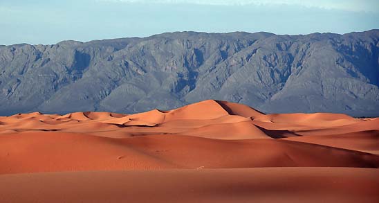 Adrar Ahnet Massiv – umgeben von einem Dünenmeer, Algerien
