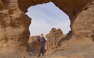 Tuareg der Kel Ajjer unter einem Felsbogen, Algerien