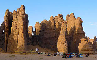 Nachtlager am Fusse von Sandsteinsäulen auf dem Felsplateau des Tassili N'Ajjer, Algerien