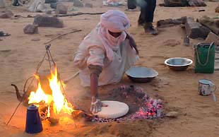 Das Fladenbrot wird im Sand gebacken, anschliessend in kleine Stücke zerlegt und mit einer Sauce angerichtet, das ist die Taguela, Algerien
