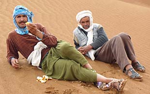 Die Begleiter Ihrer Karawane sind Berber und zum Teil noch Nomaden, Marokko