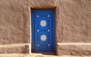 Die Häuser der Berber haben sehr schöne, oft farbige Türen, Oase Zagora, Südmarokko