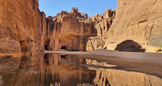 Guelta von Archei im Ennedi. Die Wasserstelle wird umrahmt von phantastischen Felsformationen, Tschad