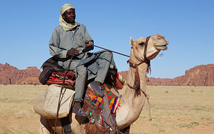 So sitzt man bei den Tubu auf dem Dromedar, Tschad