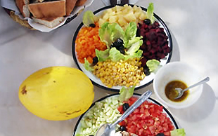 Mittags gibt es leckere und frisch zubereitete Salate, Vallée du Drâa, Marokko