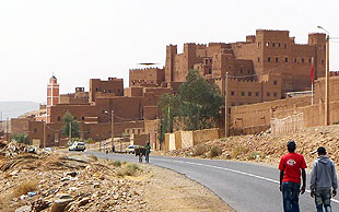 Kasbah am Flusslauf des Drâa, Marokko