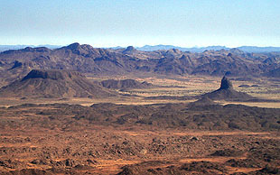 Blick auf die Vorberge des Hoggar – rechts der Basaltkegel des Iharen bei Tamanrasset, Hoggar, Algerien
