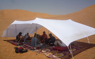 Mittagessen und Siesta im Schatten eines Zeltes in der Rub al Khali, Oman