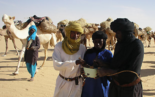 Die Karawane hält für die Mahlzeiten nicht an. Die Tuareg nehmen ihr Essen im Laufen ein