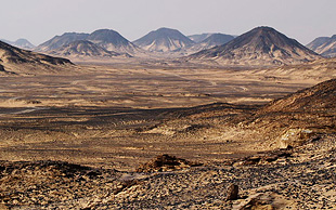 Schwarze Wüste zwischen den Oasen Bahariya und Farafra, Ägypten
