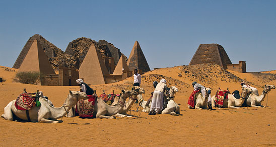 Kamelreiter bei den Pyramiden von Meroe, Sudan