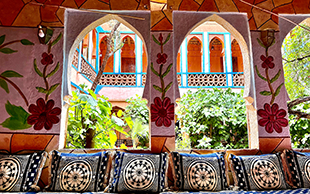 Farbenfroh sind die Innenräume der Wohnhäuser und Riads, Marokko