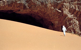 Höhleneingang in der Tadrart, Algerien