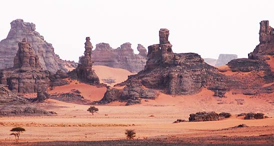Die Tadrart gehört zum Nationalpark des Tassili N'Ajjer, Algerien. Je grösser der Anteil an Eisenoxid im Sand ist, umso intensiver ist seine rote Farbe