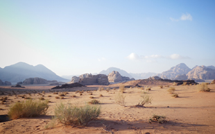 Berge und sandige Ebene, Wadi Rum, Jordanien