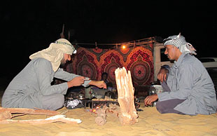 Abends werden leckere Speisen auf dem Feuer gekocht, Weisse Wüste, Ägypten