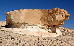Helle Sandsteinberge und Felsen liegen weiträumige verstreut auf dem Plateau und sind von Sand umgeben, Kameltrekking White Mountains,Sinai