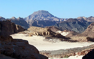 Blick von einem Pass in sandige Niederungen und auf den Gebel Barqua, Sinai